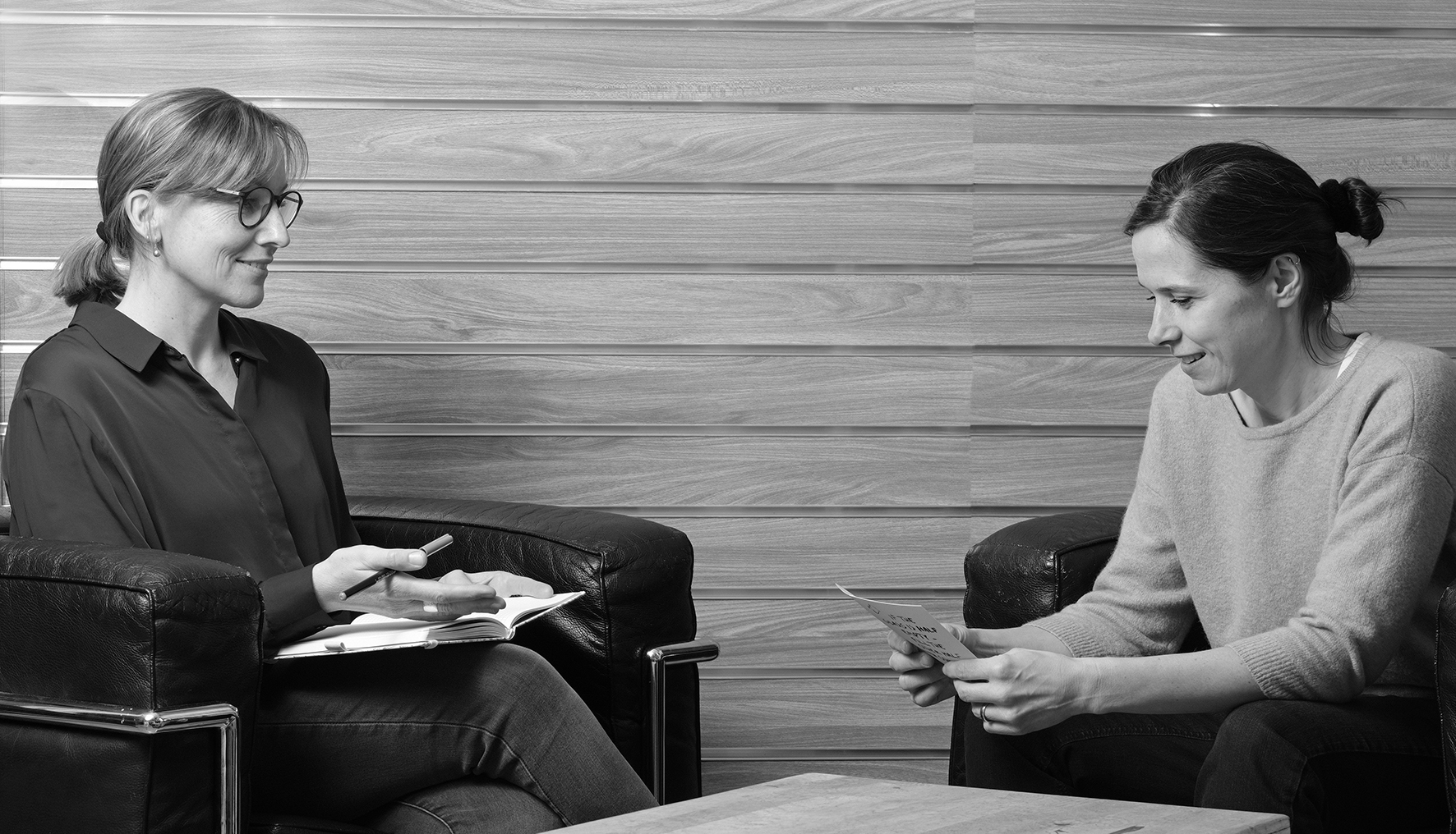 Zwei Stühle im Dialog